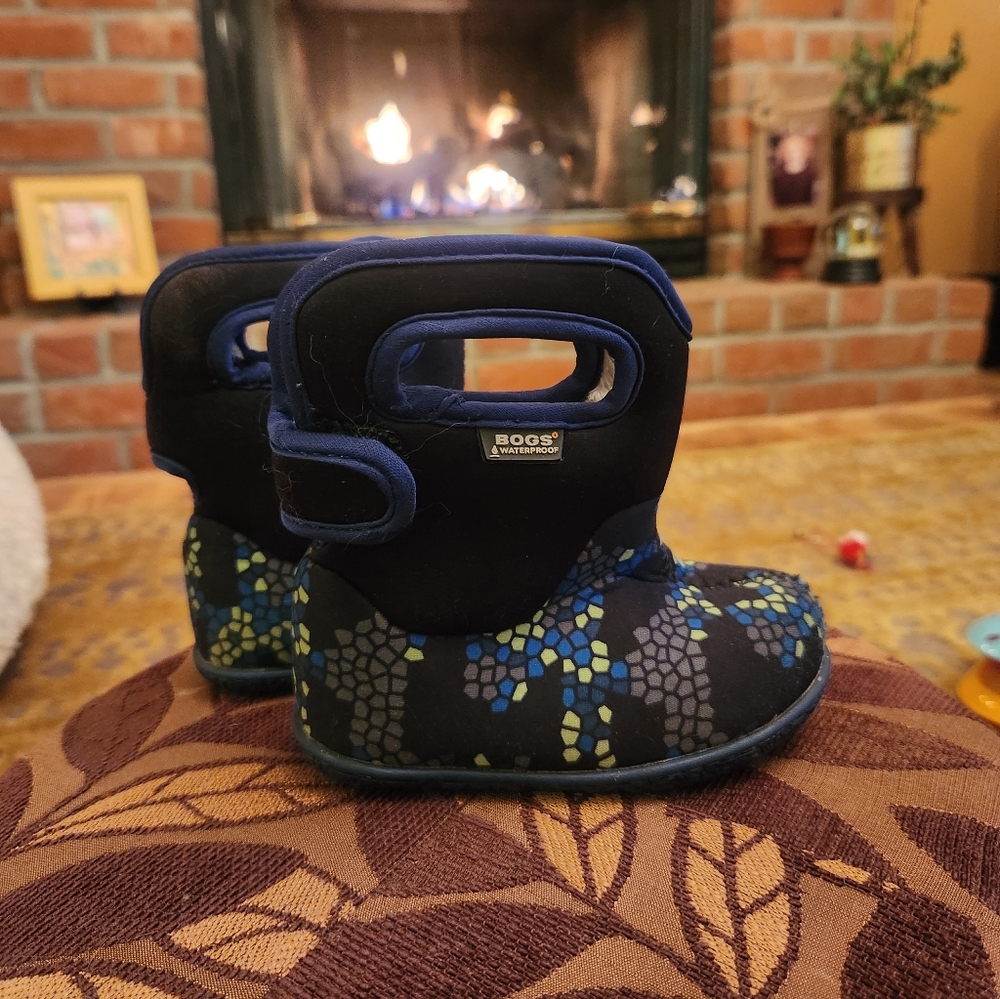 Bogs Toddler Blue and Black Geometric Boots